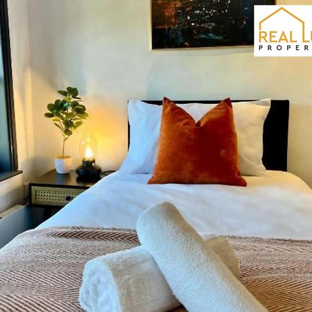 Real Lush Properties - Spacious Four-Bedroom House, Ideal For Families & Contractors , Burton מראה חיצוני תמונה