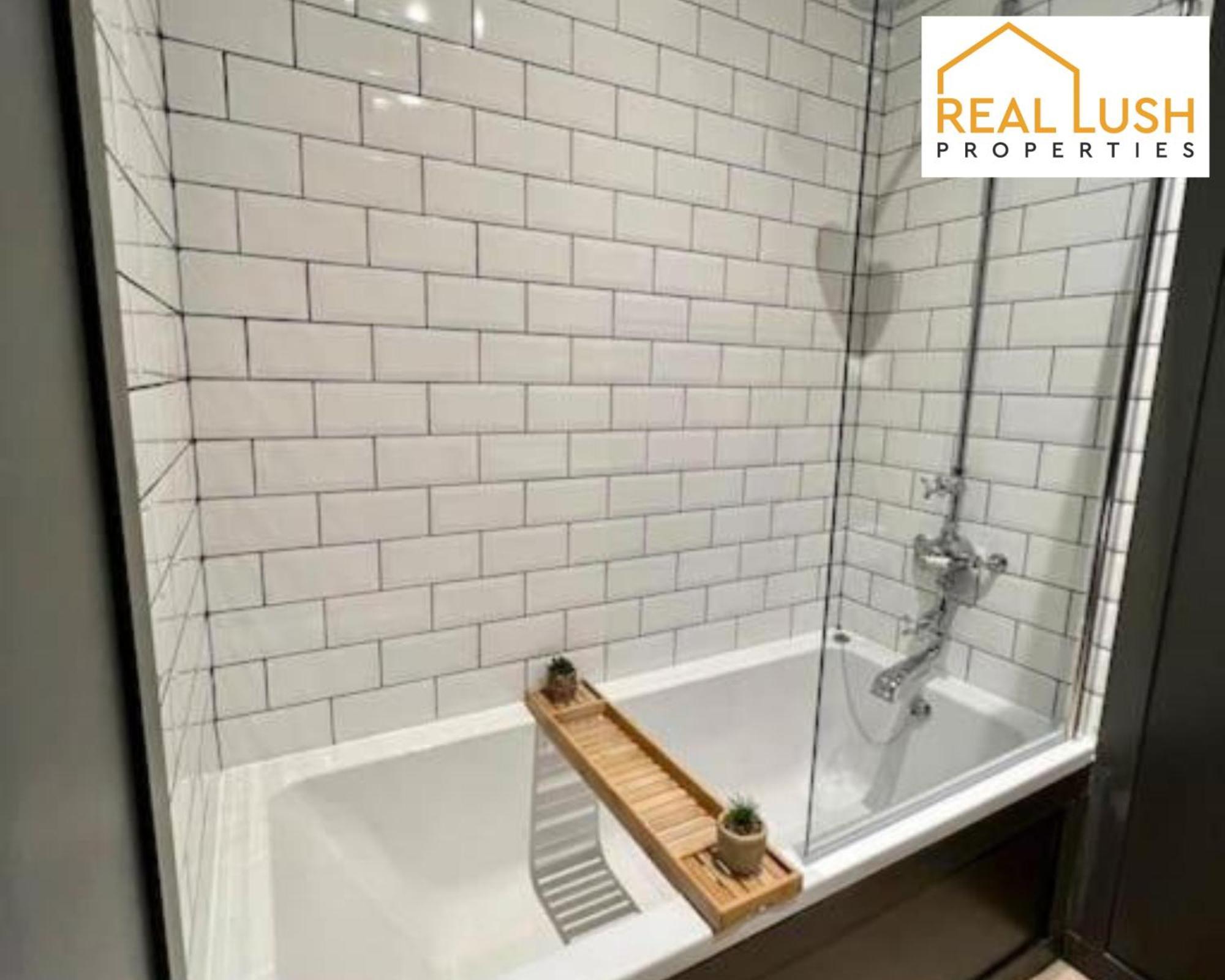 Real Lush Properties - Spacious Four-Bedroom House, Ideal For Families & Contractors , Burton מראה חיצוני תמונה