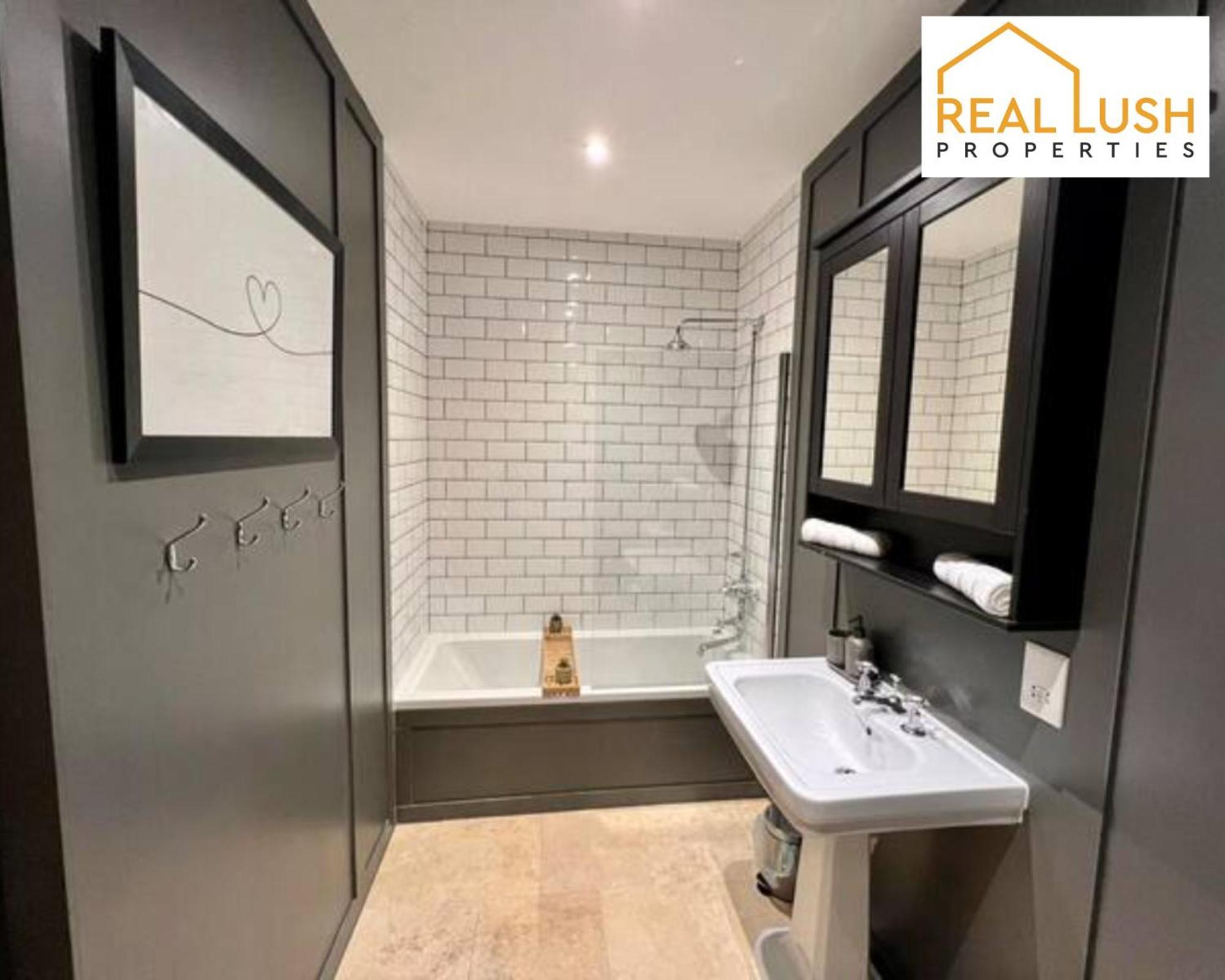 Real Lush Properties - Spacious Four-Bedroom House, Ideal For Families & Contractors , Burton מראה חיצוני תמונה