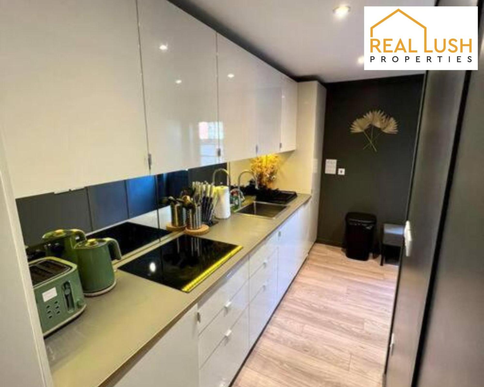 Real Lush Properties - Spacious Four-Bedroom House, Ideal For Families & Contractors , Burton מראה חיצוני תמונה