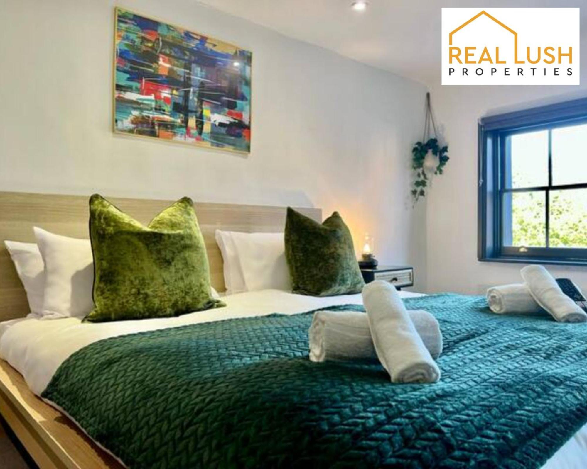 Real Lush Properties - Spacious Four-Bedroom House, Ideal For Families & Contractors , Burton מראה חיצוני תמונה