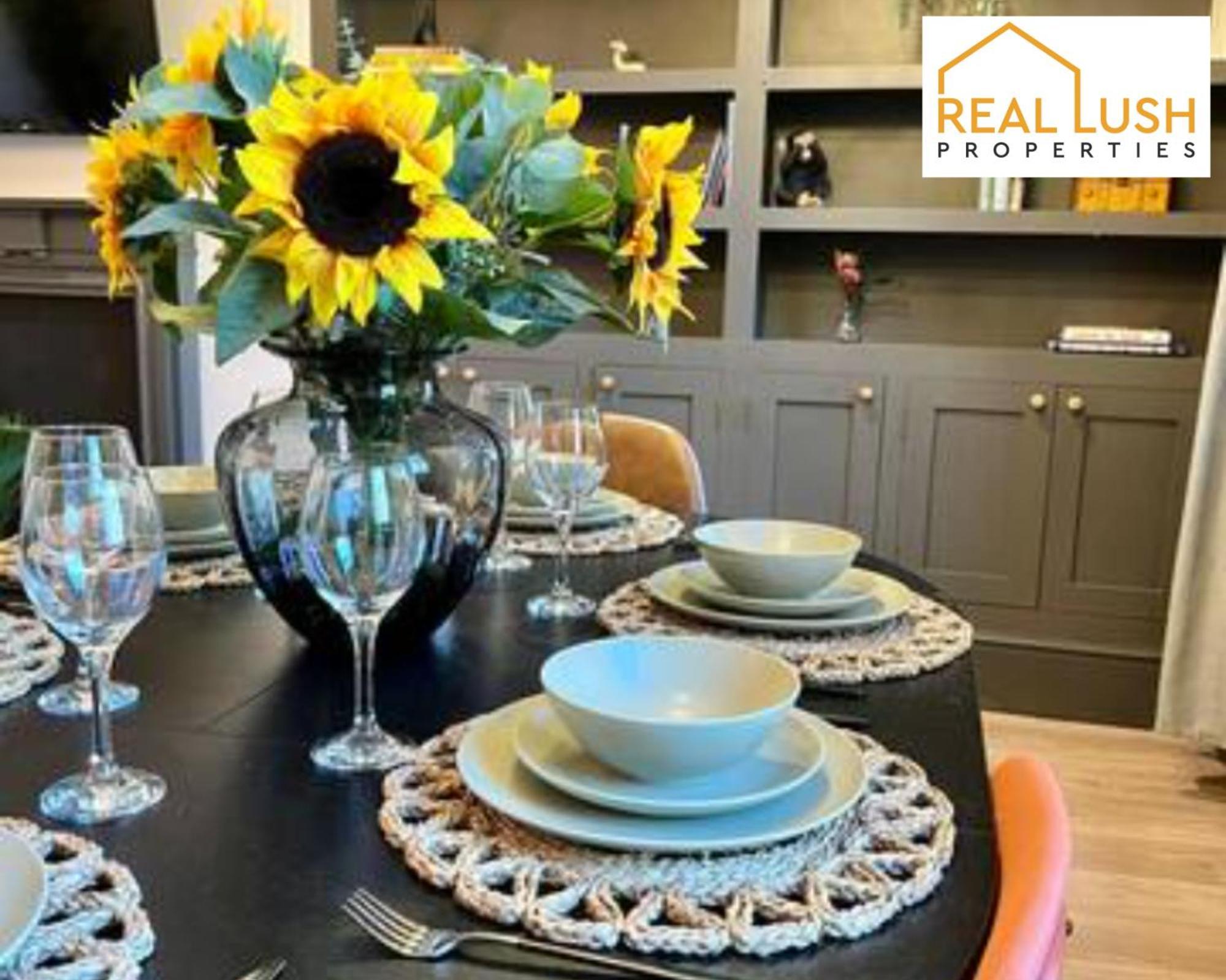 Real Lush Properties - Spacious Four-Bedroom House, Ideal For Families & Contractors , Burton מראה חיצוני תמונה
